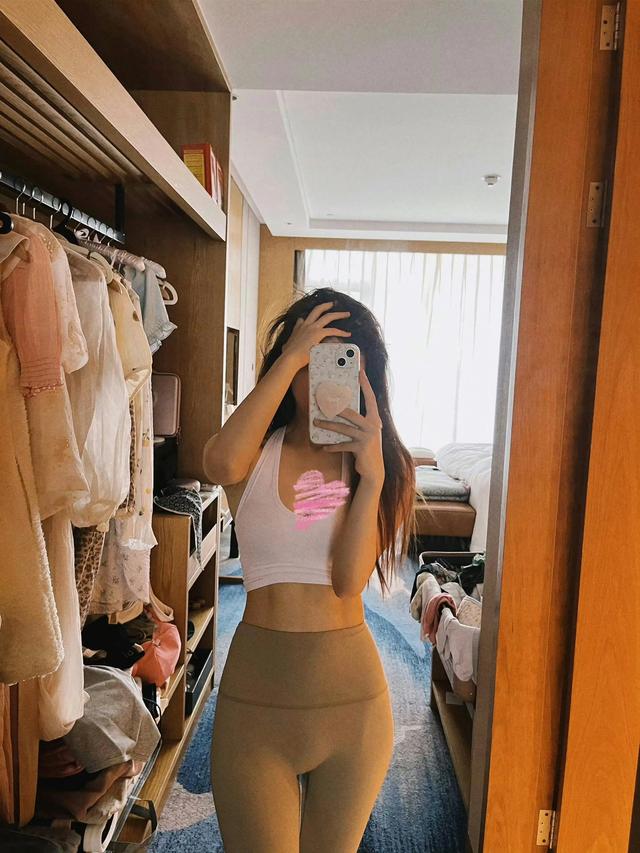 赵露思瑜伽服合集，露思身材真好哇[送花花][送花花][送花花]