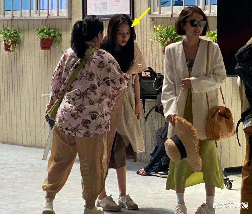 迪丽热巴抵达沙特!素颜出镜、头发凌乱,一身穿搭5000元却引争议!