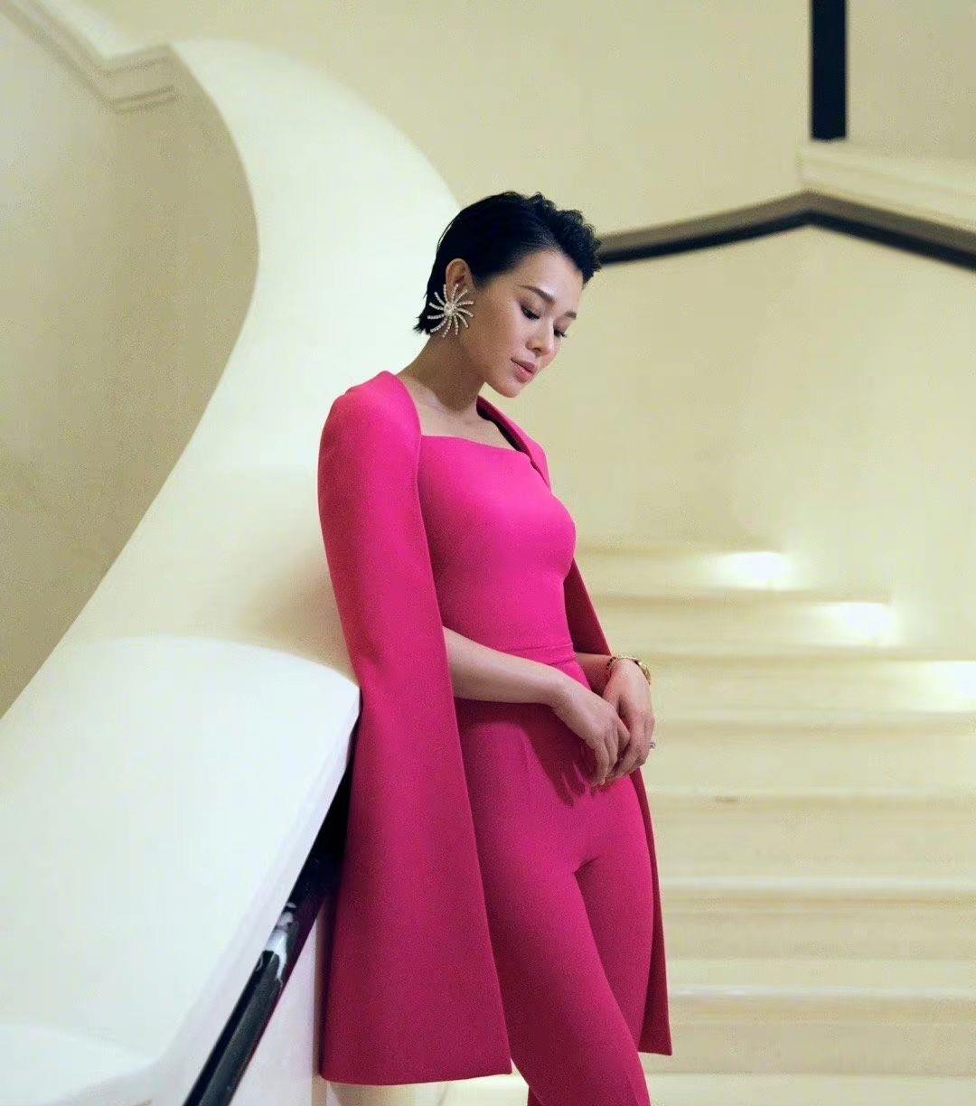 发型 胡杏儿三胎后真明显老了，修身装暴露肚腩，同框56岁陈法蓉像同龄！