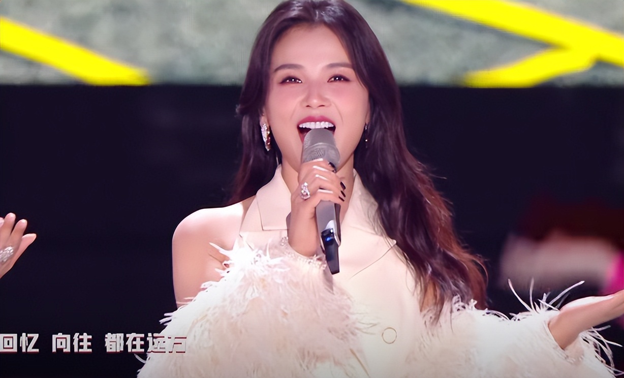 蔡国庆和萧亚轩，两个“混子”歌手，在双11晚会上彻底现了原形