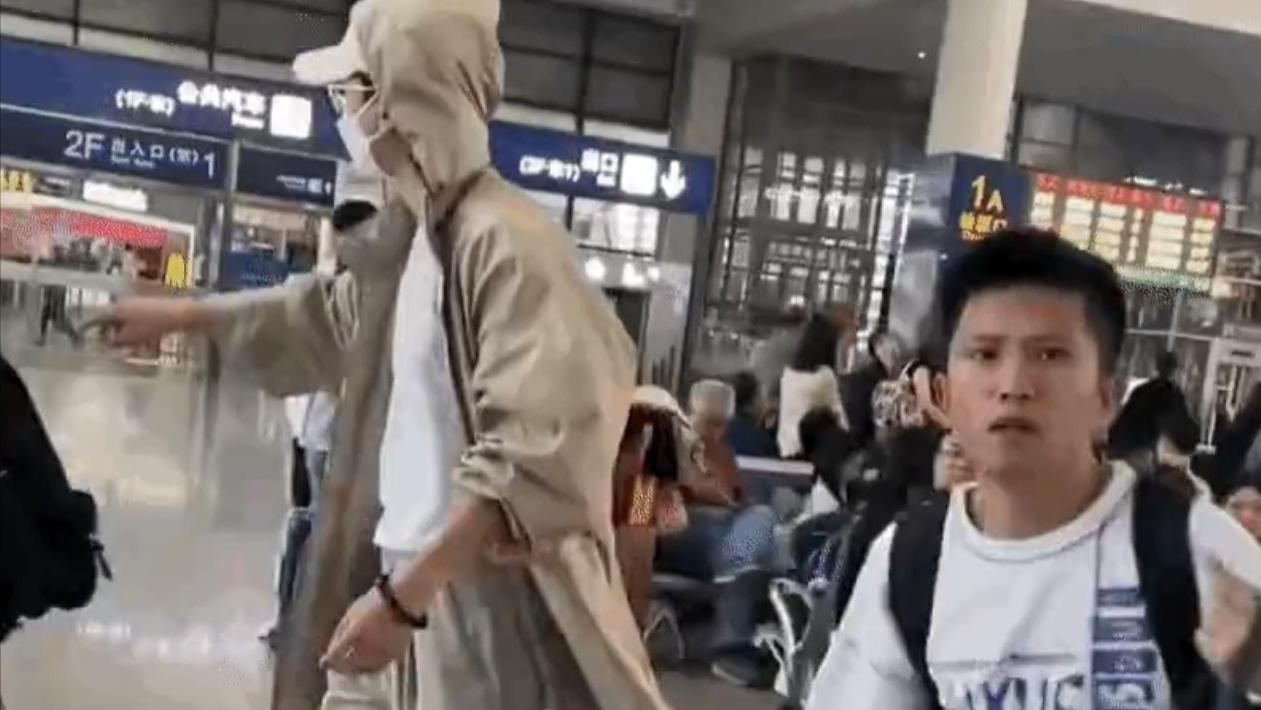 谢娜|张杰谢娜助理打手机事件升级，助理更多黑历史被扒，怪不得那么狂