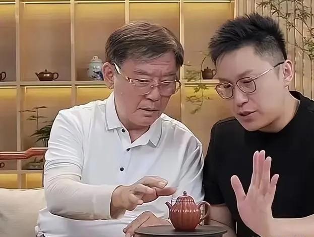 李立群深夜感慨,儿子偷偷给他签下2年3000万合同,老骨头扛不住