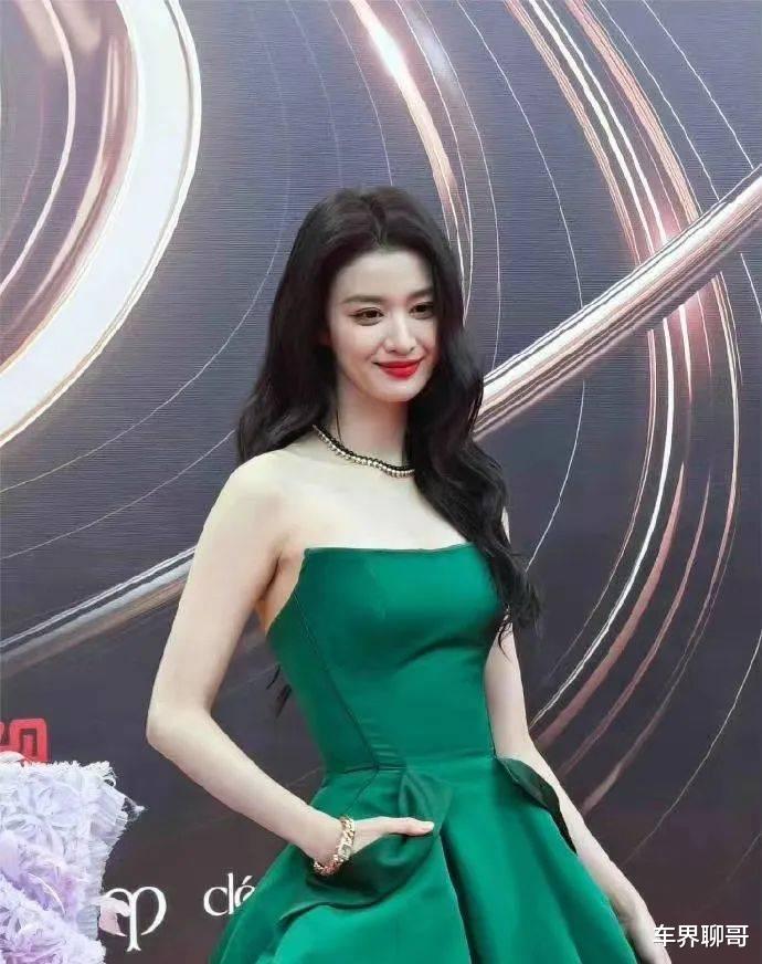 汪峰|一场顶级盛事,将平板身材玩性感的尴尬,展现得淋漓尽致