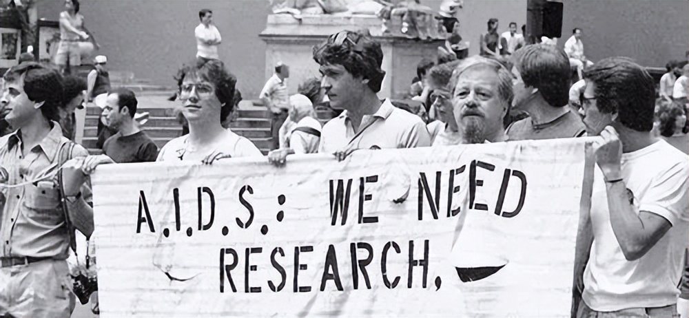 可悲,娱乐圈的八卦淹没了她的死讯