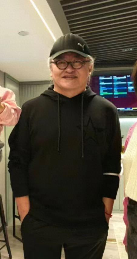 刘欢陪爱妻追星看球，满头白发身材变瘦，付笛生携老婆露面显的沧桑