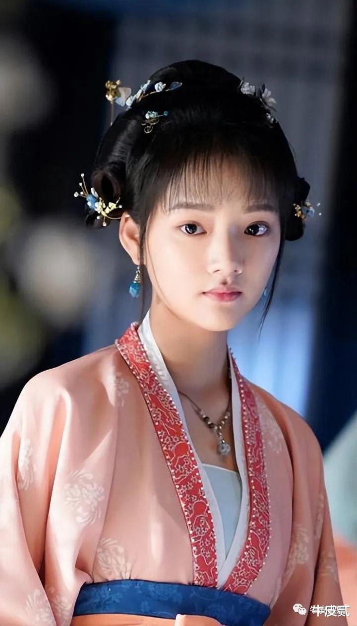 丑而不自知有多可怕，长相寒碜非要尬演绝世美人，观众直呼辣眼！