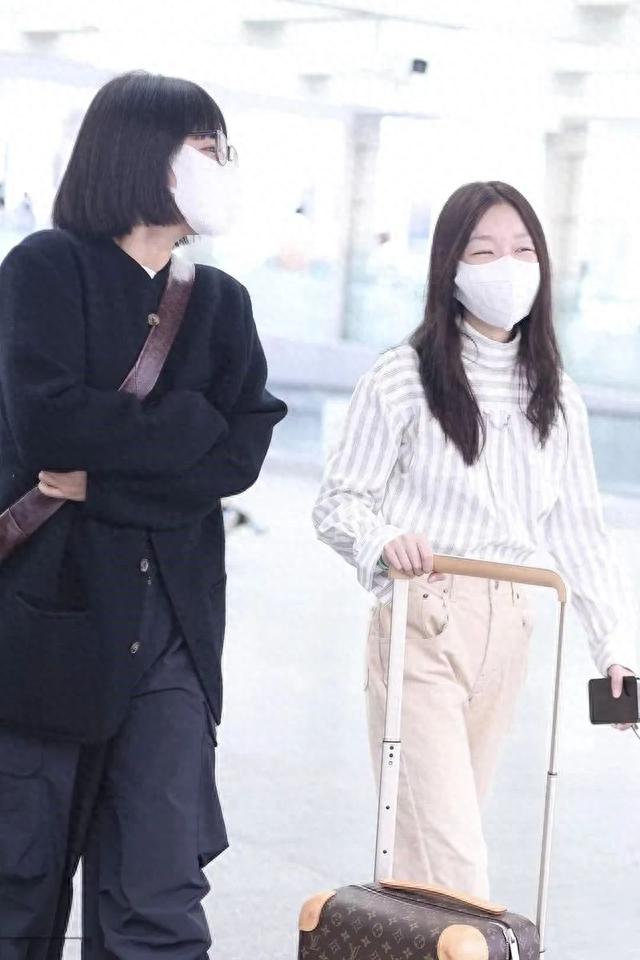 马思纯周冬雨合体走机场!30+年龄一个如高中生,一个像小学生