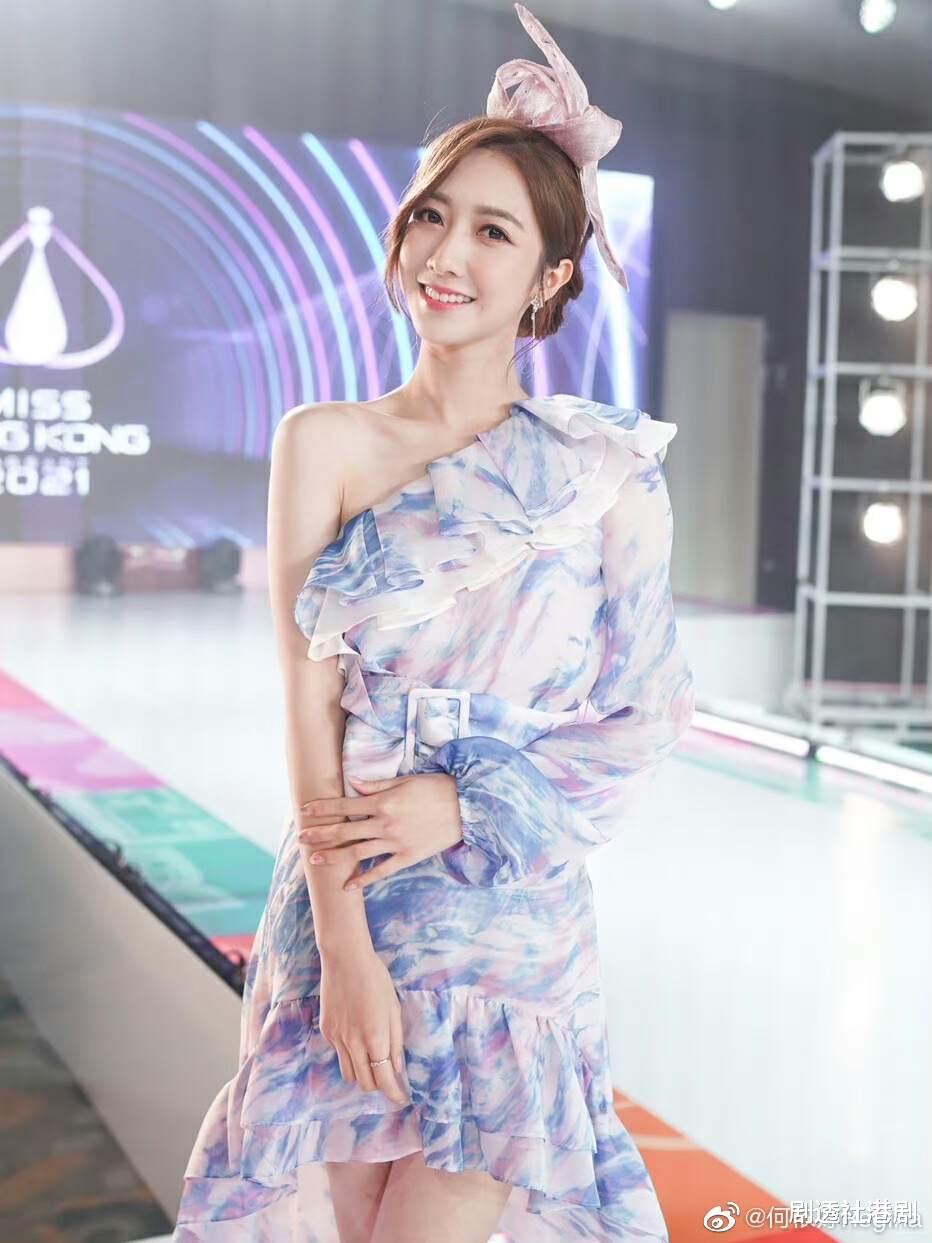 TVB力捧小花举行婚前派对!与一班姐妹浴袍造型亮相,月底做新娘