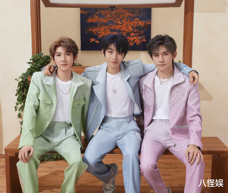 易烊千玺弟弟近照曝光,登台走秀颜值服装引争议,眉眼很像哥哥