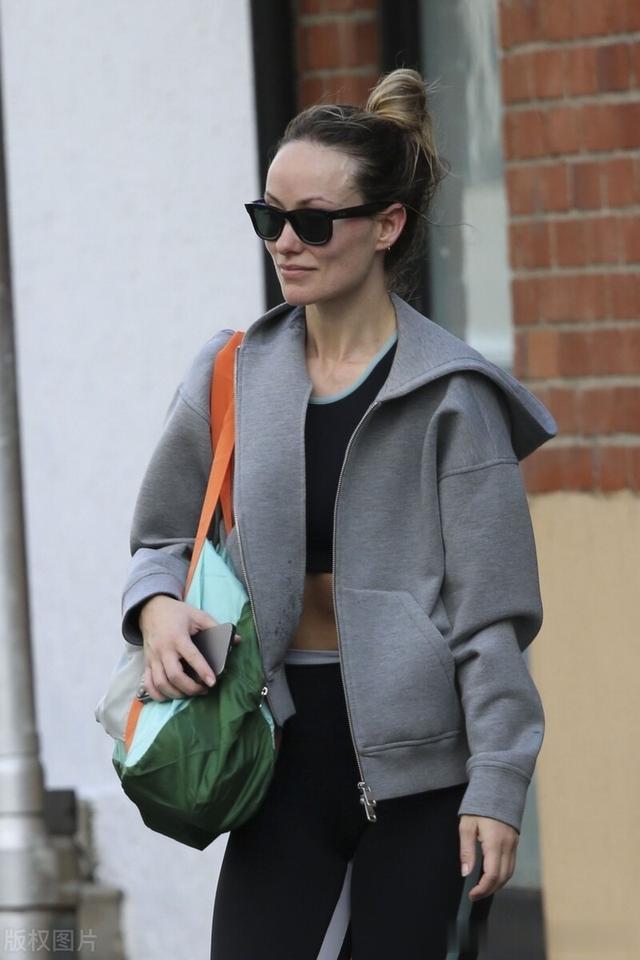 奥利维亚-王尔德外出健身，运动穿搭休闲随性
