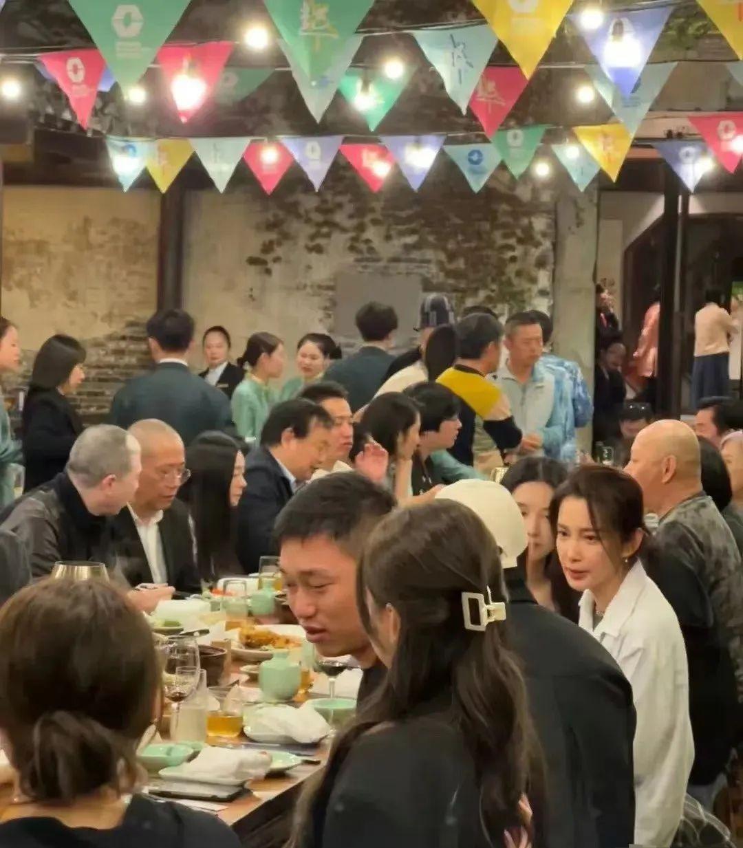 乌镇戏剧节一顿饭,将娱乐圈论资排辈、拜高踩低体现的是淋漓尽致