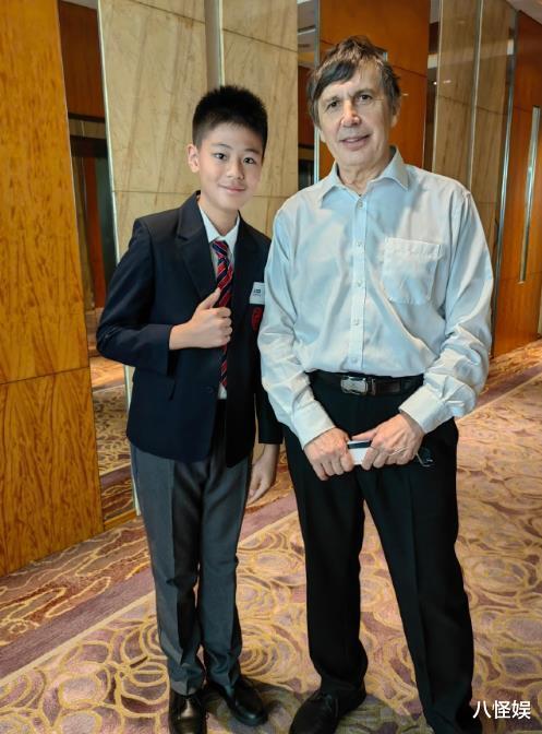 55岁蔡国庆晒二胎正脸照，5岁庆宝浓眉大眼像爸爸，比哥哥还帅气