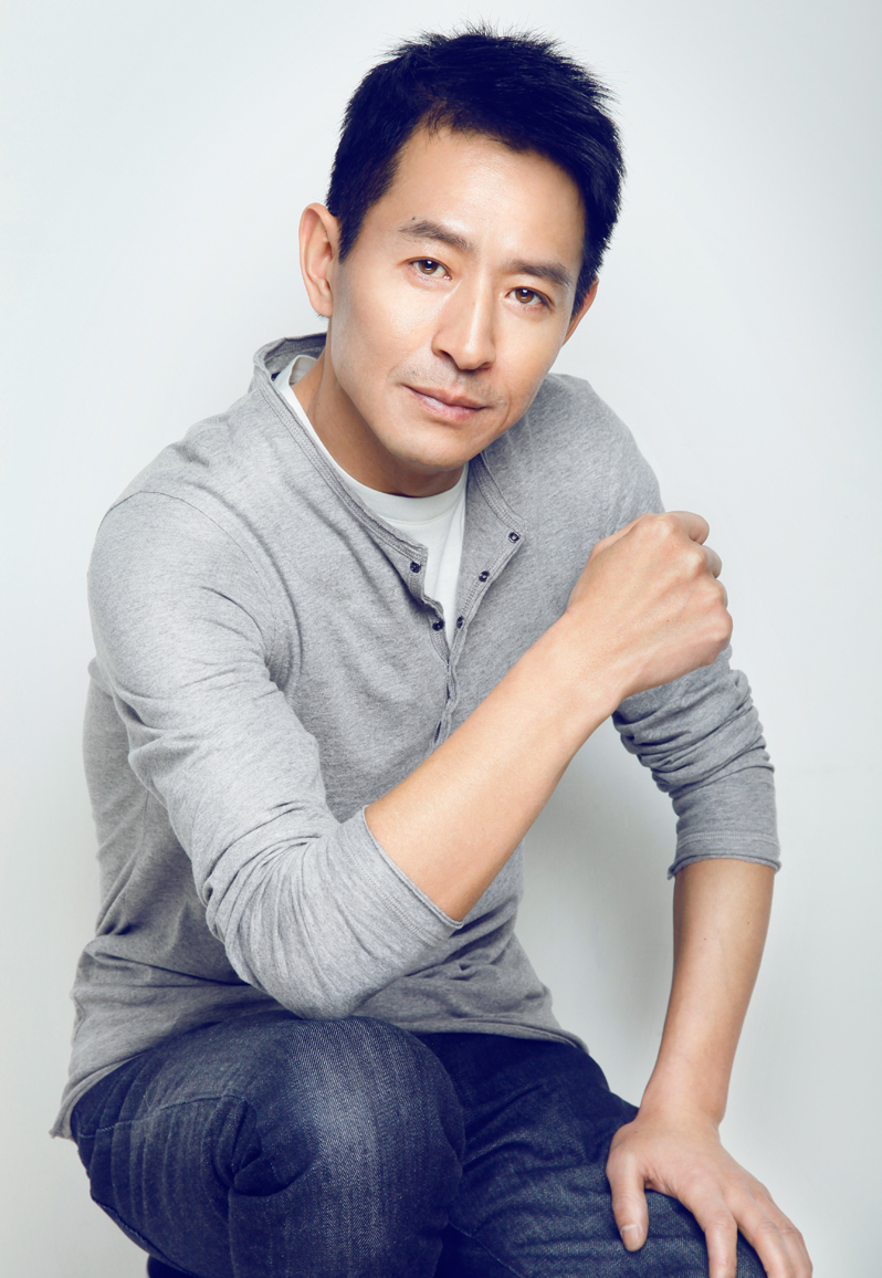 周群|周群晒与郭晓峰亲密合照,自称有夫妻相引争议,婚育多年老公神秘