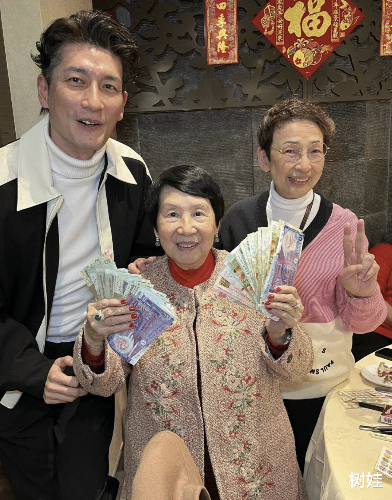 吴君如|吴君如为母亲摆寿宴，古天乐佘诗曼赞助抽奖金，70人出席场面热闹