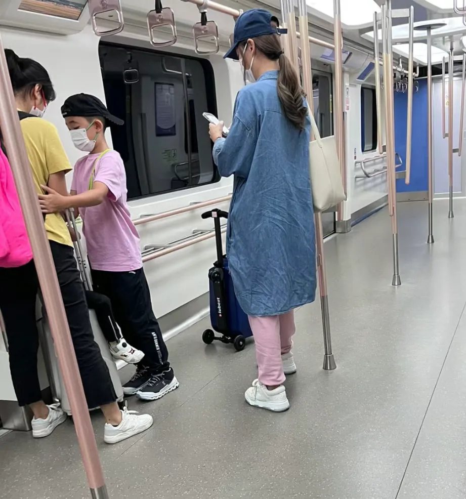 应采儿晒和大儿子逛吃vlog,Jasper自编自导自演,母子互动有趣