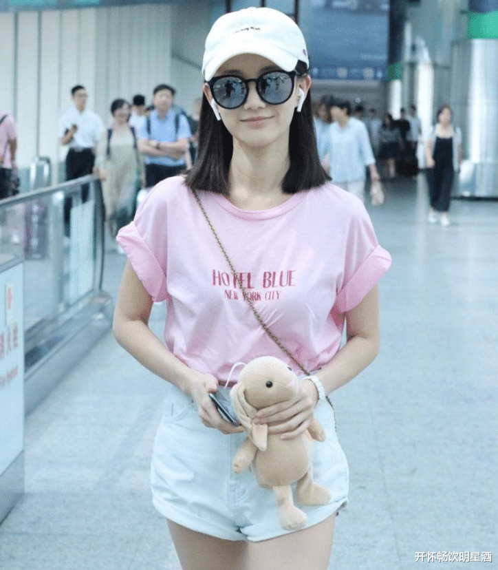 李一桐越来越有女人味,豆腐块牛仔短裤搭配粉色短袖秒变熟女!