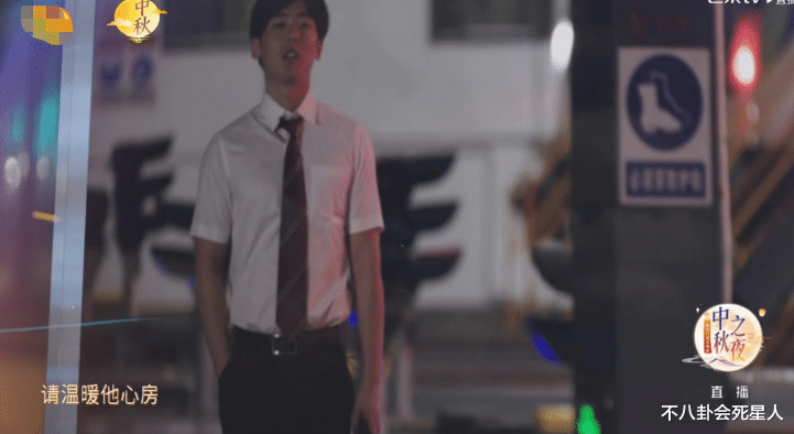 湖南中秋夜:何炅有排面,黄绮珊真唱失误,张含韵慌乱捡枪