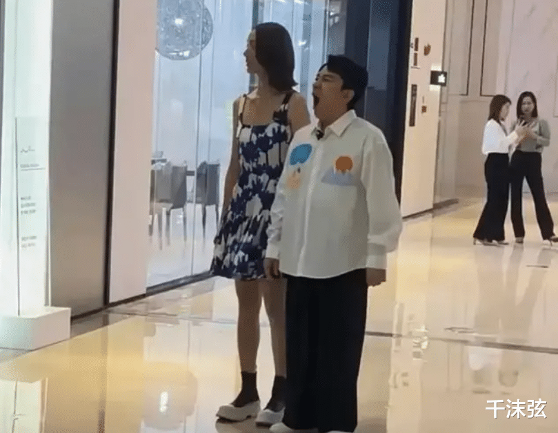 王祖蓝|王祖蓝发福挺肚腩,李亚男穿平底鞋高一头,夫妻并肩像妈妈带小孩