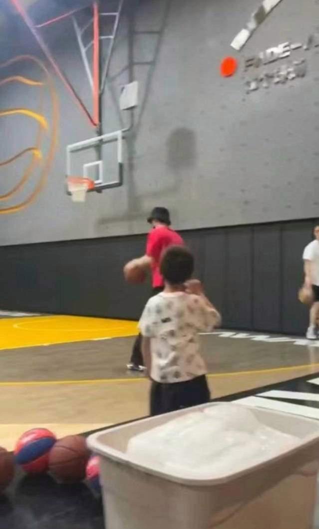白敬亭打篮球,王鹤棣侯明昊加盟,网友热议不断
