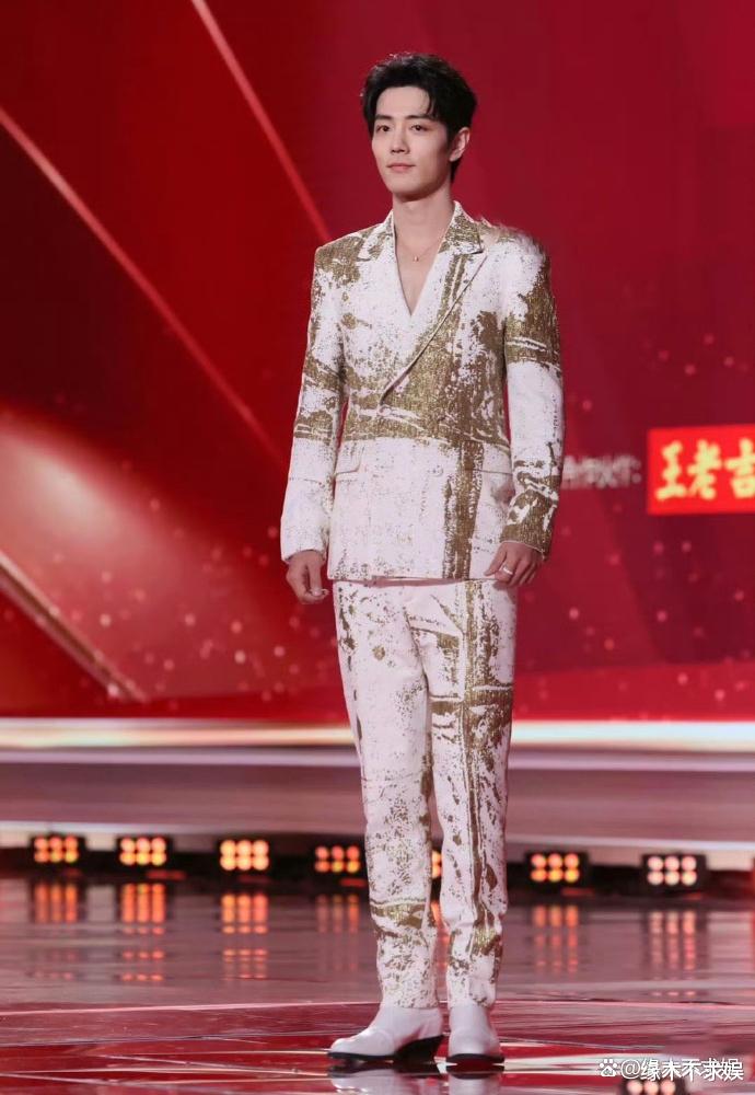 年度盛典红毯:肖战鞋子抢戏,胡歌老了,“繁花三美”状态差距大