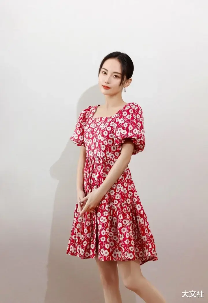 碎花裙 张嘉倪穿碎花裙海边凹造型，完美身材哪像俩娃的妈？