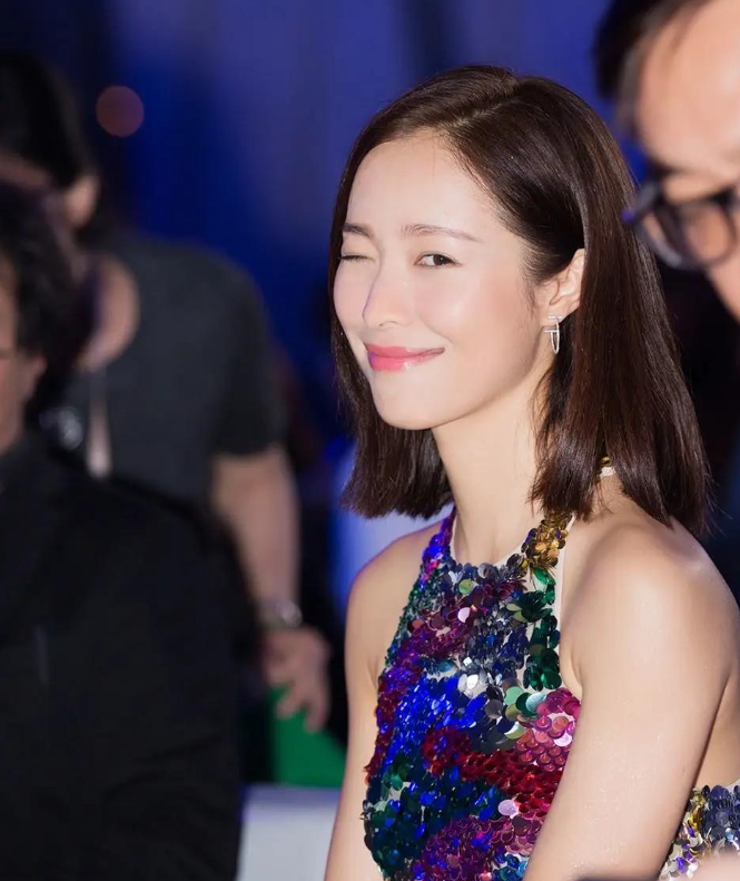 到处认“干爹干哥”，在男人堆里游刃有余，“顶级绿茶”终于现形！