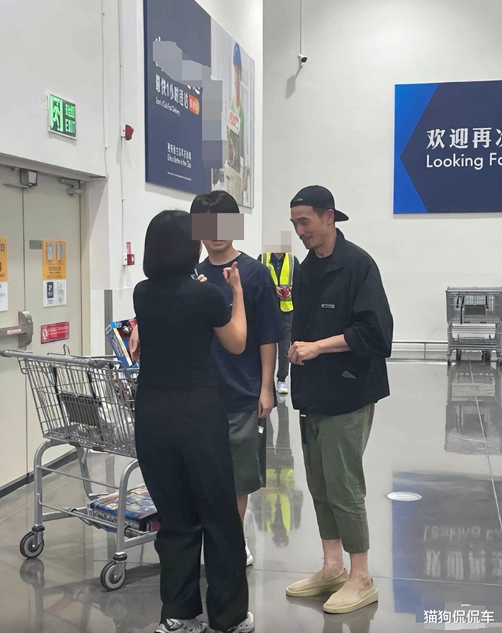 TVB视帝深圳超市扫货!裤子穿成长短脚显邋遢,挨个合影无架子