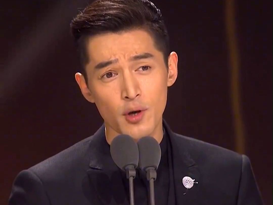 |胡歌时隔7年再现身央视春晚彩排!西装革履打扮认真,背影很绅士