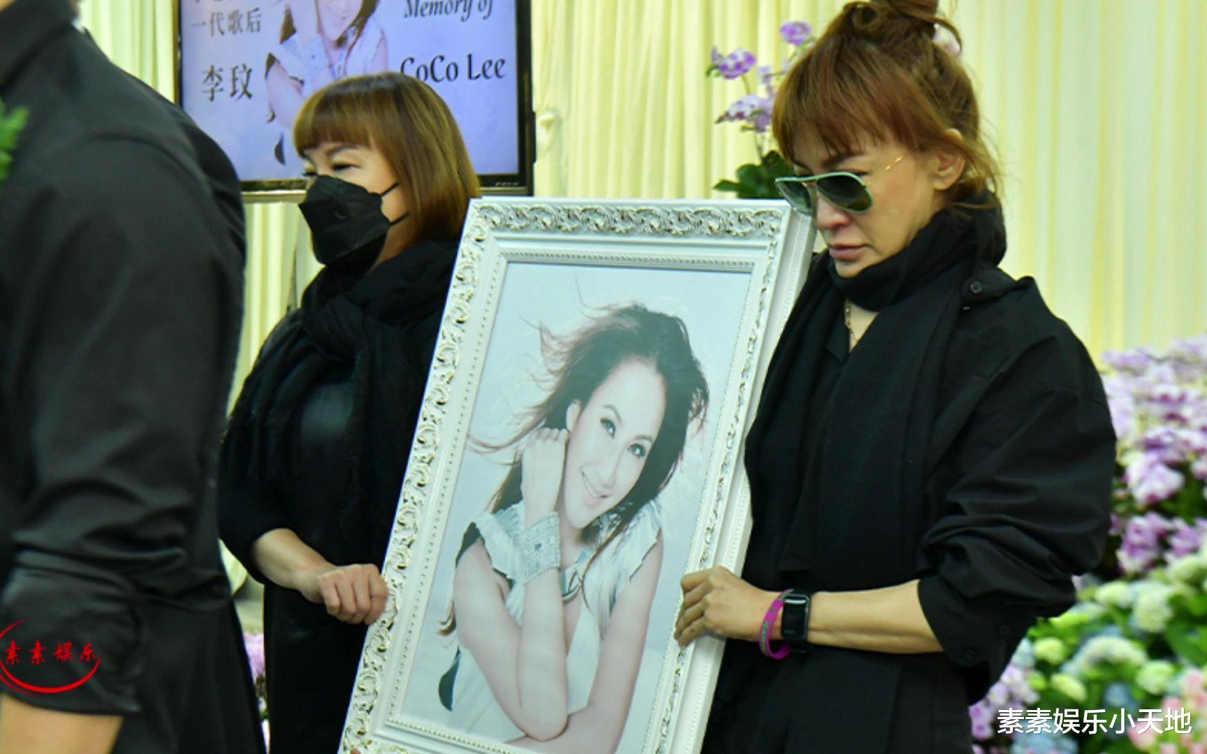 李玟二姐开着一辆豪车出行,红色手链已经换掉了