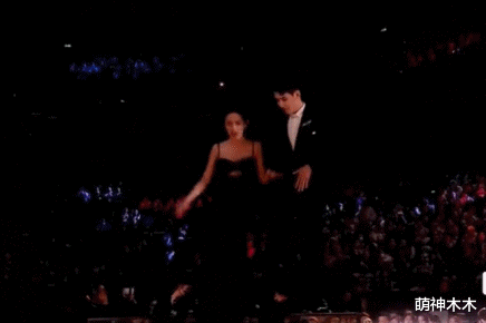 星光大赏台下好精彩：胡歌无聊睡着，赵露思看手机，王一博玩快闪