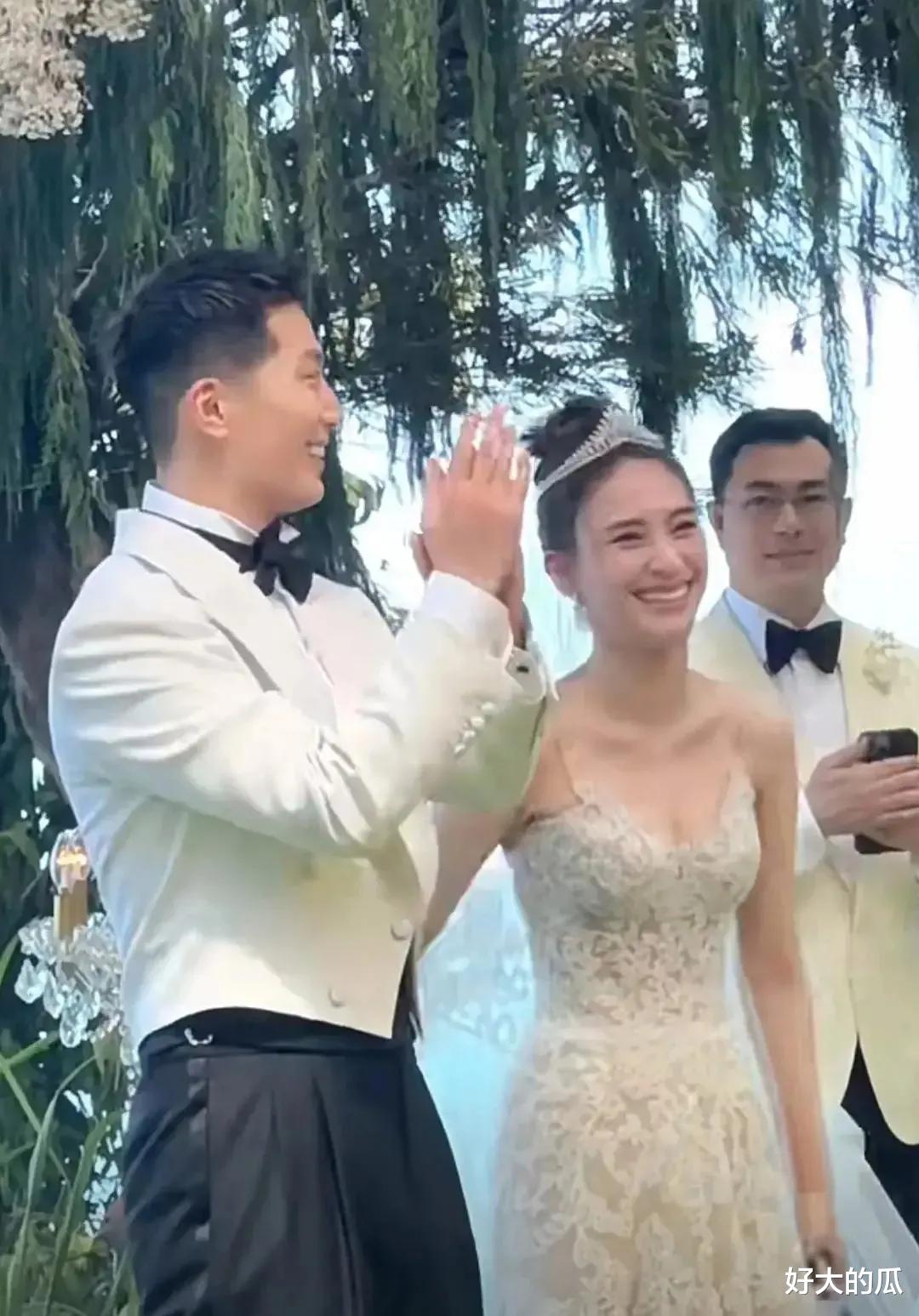 何超莲|何超莲度蜜月时被偶遇,穿鲨鱼裤小腹仍平坦,窦骁一人拖行李还背包