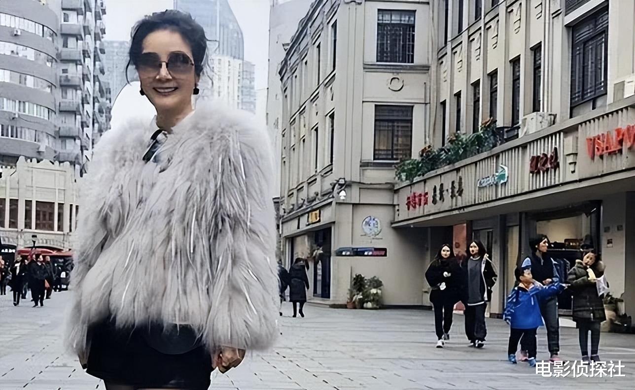 网红雪瑞姑姑人设崩塌!知情人士曝她初中毕业,曾在酒店当服务员