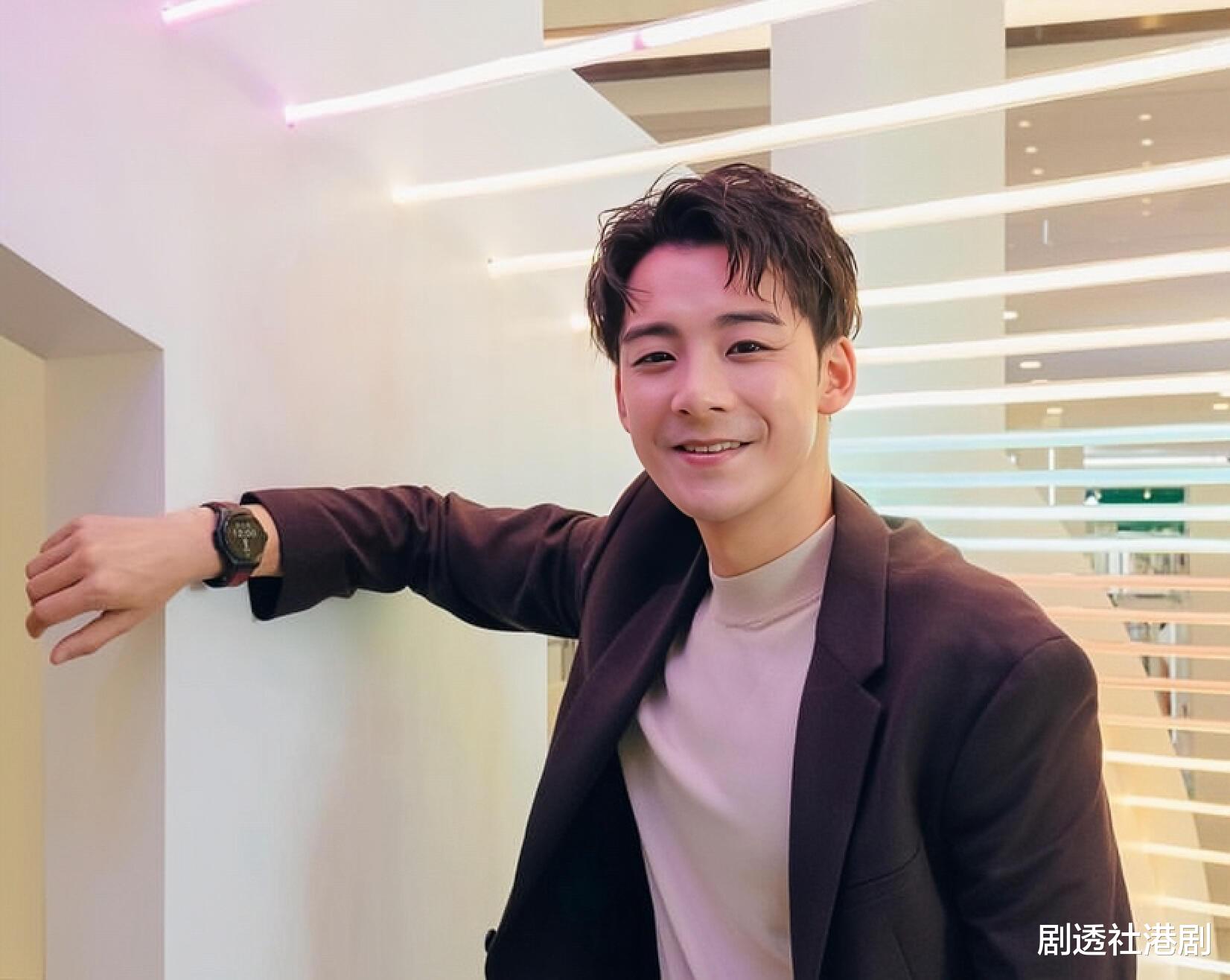 余德丞|TVB前知名男星穿高跟鞋跳舞！摆出妩媚姿势博眼球，网友直呼辣眼睛