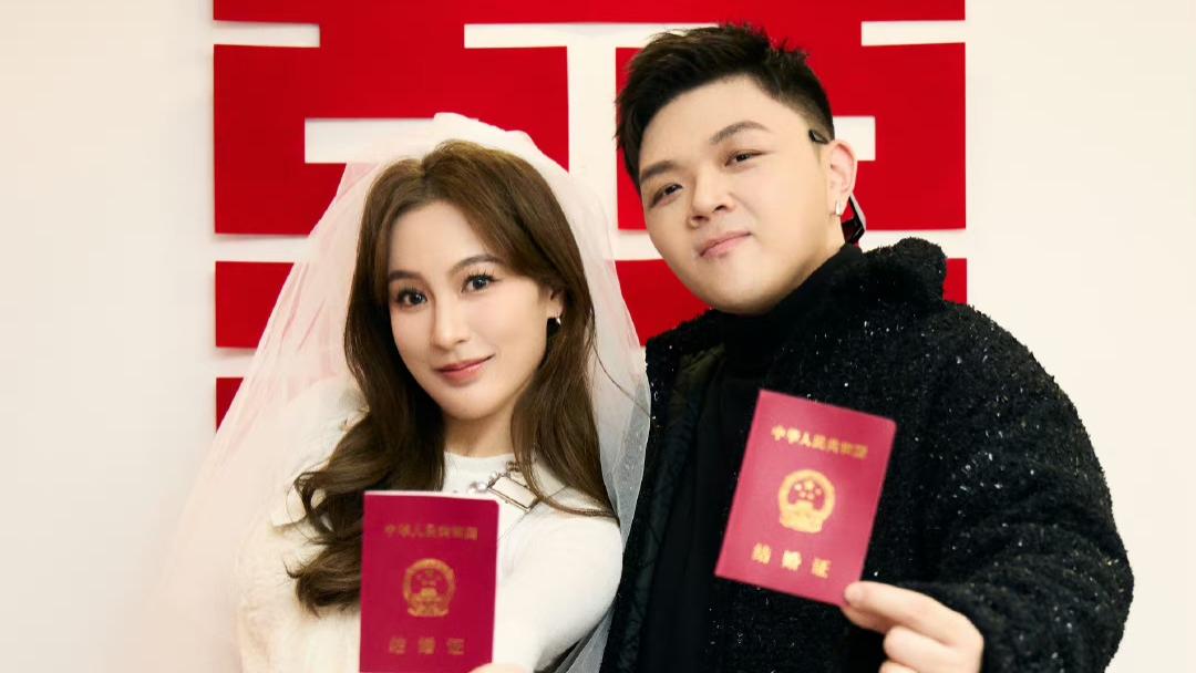 说唱歌手艾福杰尼官宣结婚，大量婚纱照曝光，老婆高颜值神似吴昕