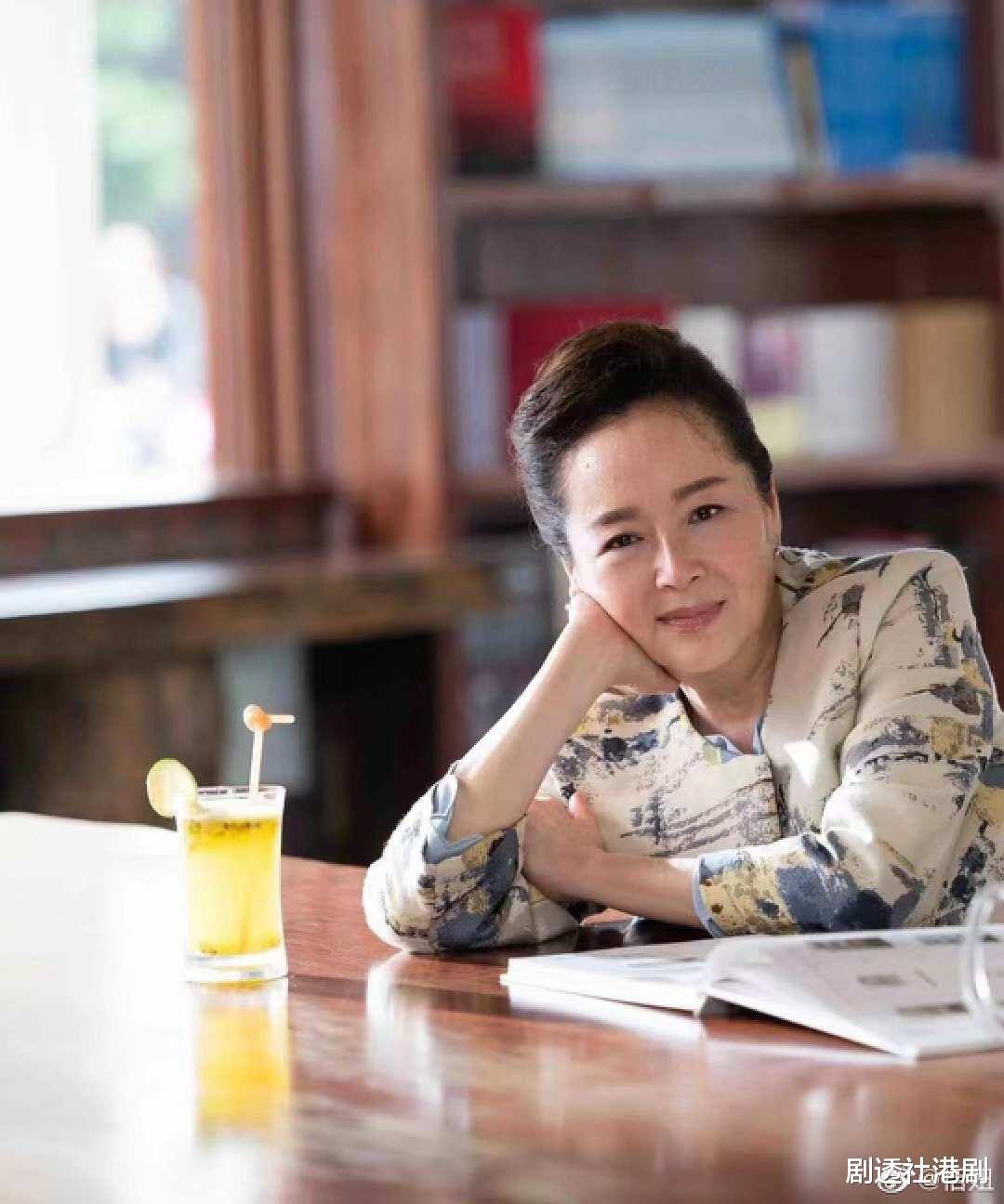 知名星二代与母亲庆祝37岁生日!打扮中性像男孩,曾认是同性恋