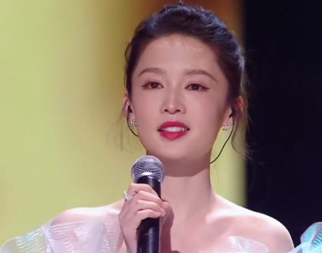 讽刺！当红顶流假唱都这么明显了，播放量却吊打出道40年的刘德华