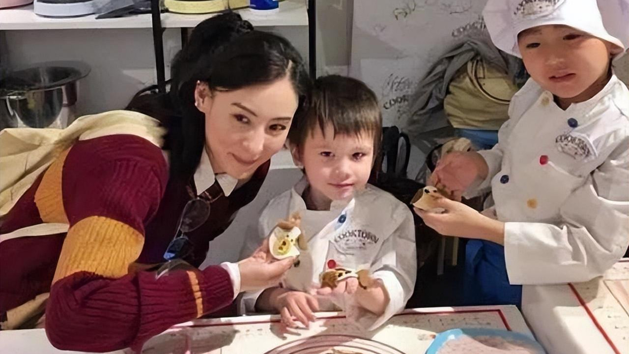 张柏芝|张柏芝大方晒出三胎儿子正脸照，混血基因颜值高！生父已排除华人