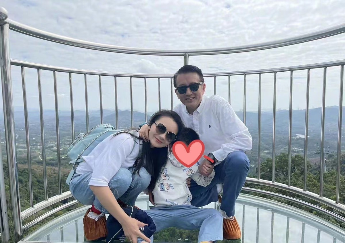 孙茜|《甄嬛传》孙茜带6岁儿子走秀！儿子穿西装超帅，母子合体太养眼