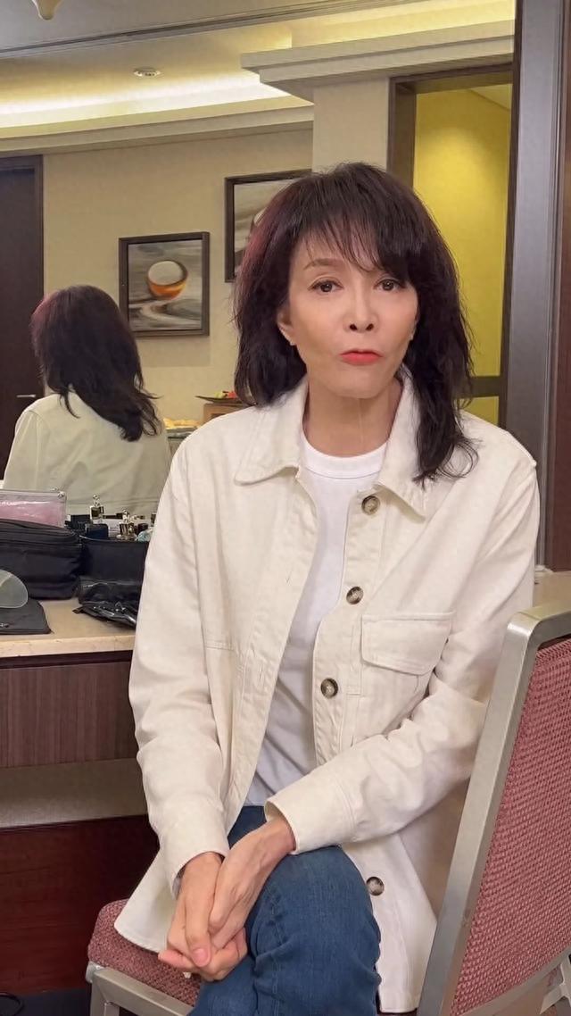 59岁「被遗忘的歌神」近照胖若两人！