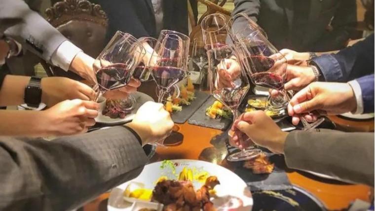 退休厅级伯父告诫我：饭局结束，领导说“叫服务员结账”，千万不要抢着买单，高情商的应