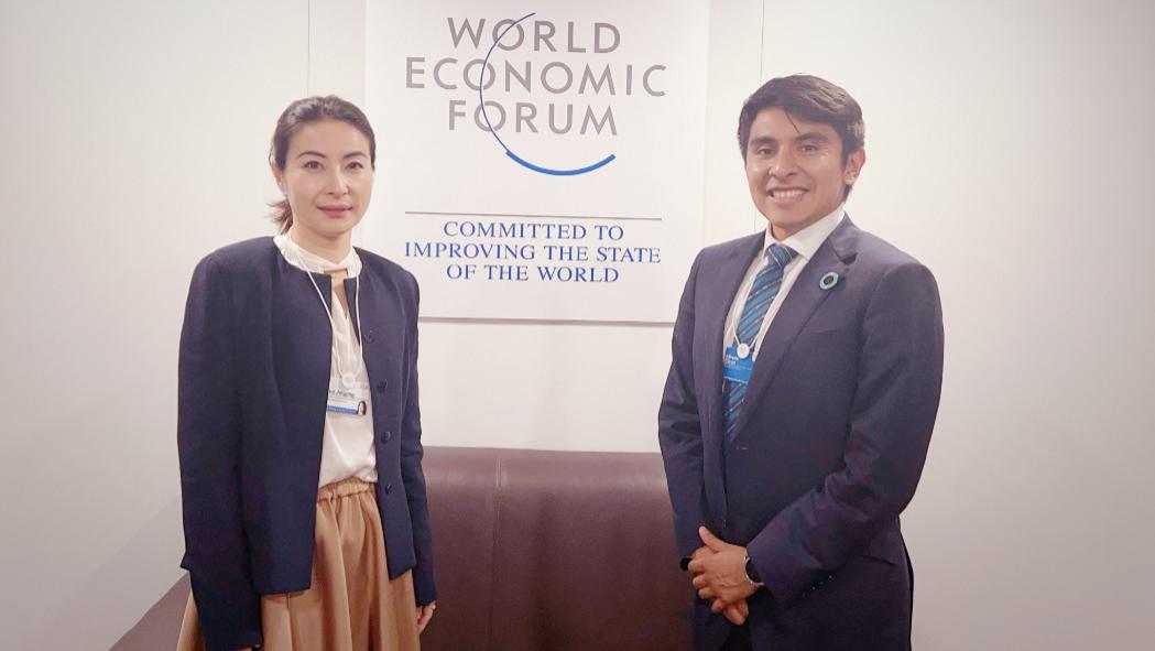 郭晶晶亮相达沃斯年会！穿小香风扎马尾辫像女总裁，阔少老公缺席