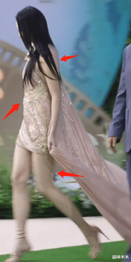 关晓彤红毯生图惹吐槽，身材臃肿腰腹凸出，纤长美腿优势也丢了