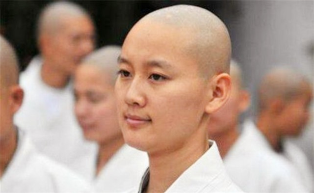 教师|山东女孩马滢:才貌双全,名牌大学毕业,为何不找工作出家当尼姑