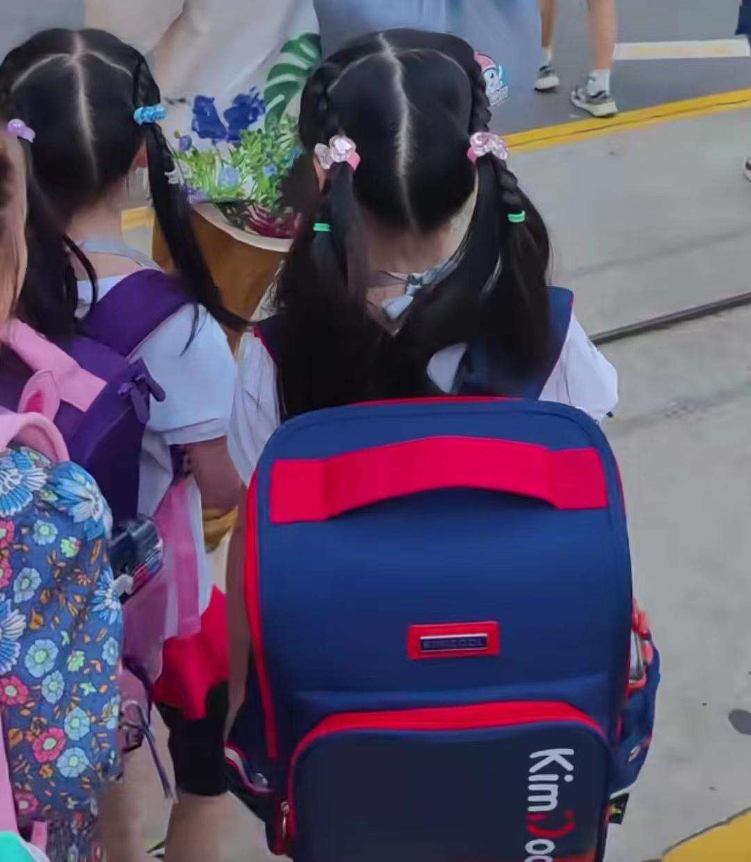 杨威女儿上学，双胞胎姐妹长相身高大不同，豪宅内部结构曝光