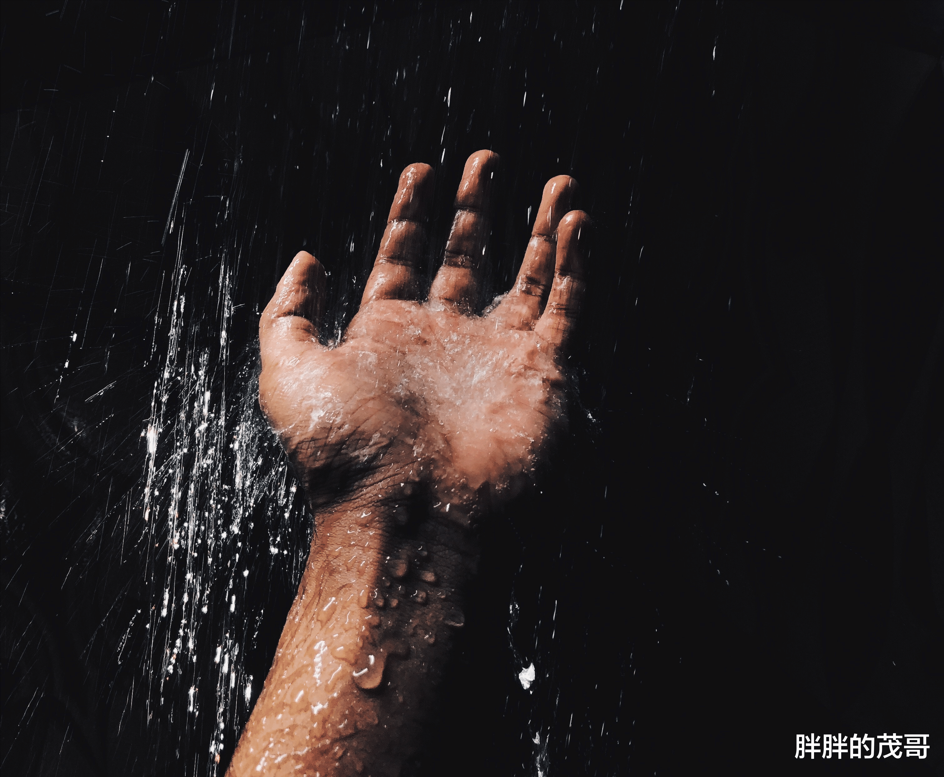 空气能热水器|空气能热水器和电热水器有什么区别？为什么空气能热水器那么少？