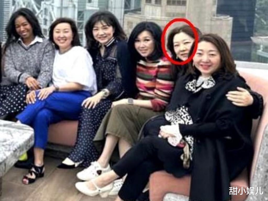 张学友|香港贵妇大聚会，45岁伏明霞低调坐边角，C位背景太强悍了