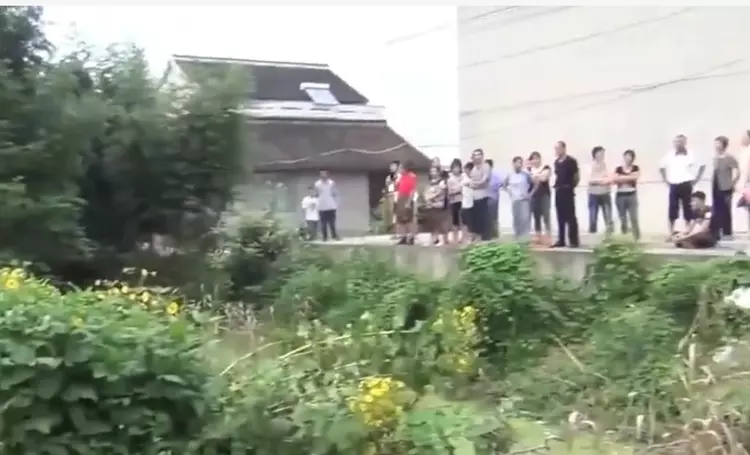 江苏母亲在鸡棚将女儿吊死,面对审讯满脸不屑:怀孕了