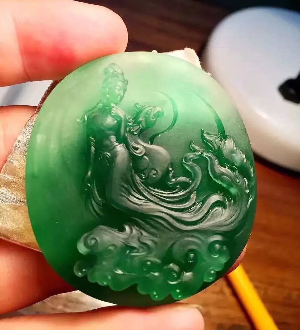 翡翠|翡翠手镯芯俏色巧雕凤凰仙子