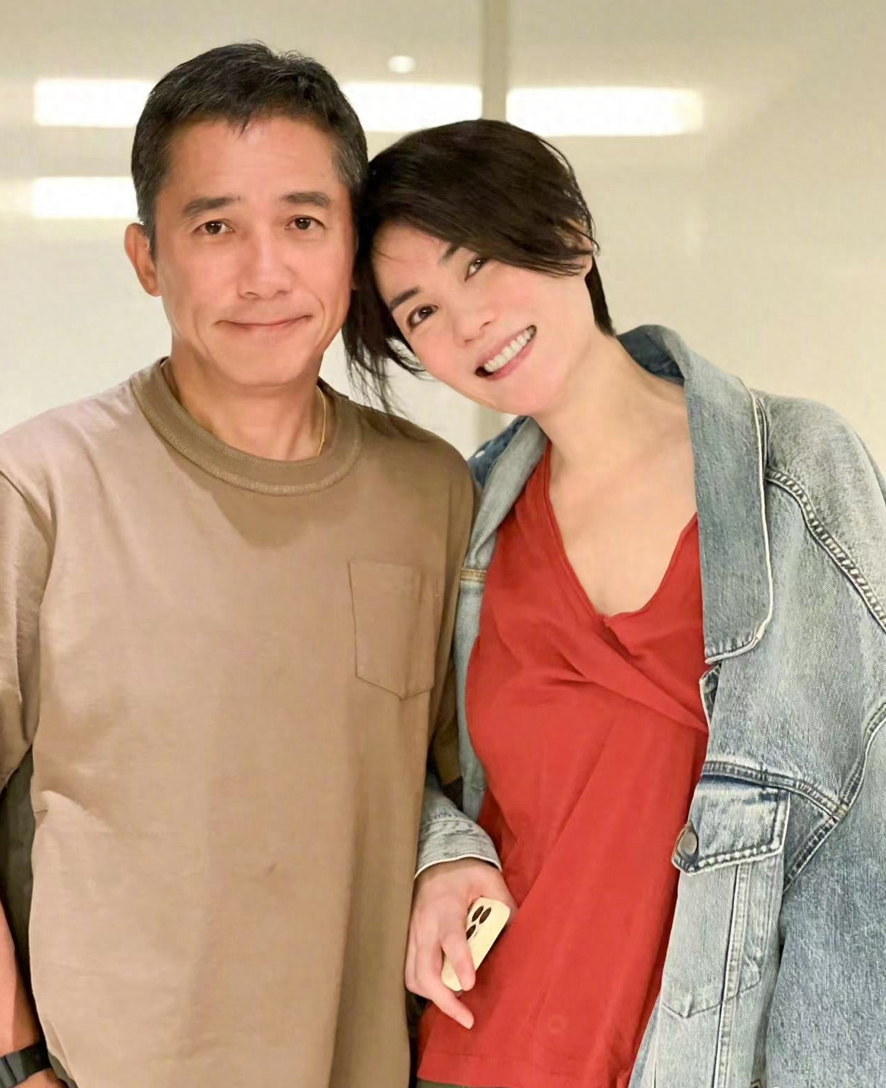 王菲返港陪霆锋拍戏?梁朝伟王菲聚会照曝光,一个腼腆,一个主动