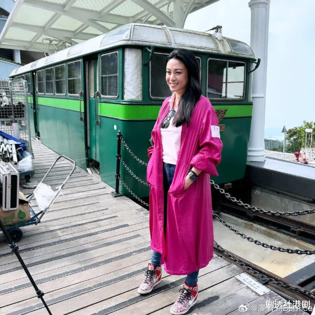 TVB前花旦换新发型，被指回春不少，分享与型男合照引网民热议